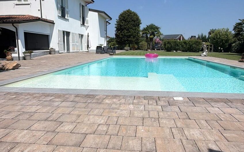 PAVIA VIALE CREMONA AD. VENDESI VILLA BIFAMIGLIARE DI LUSSO DI 600 MQ CON 3.800 MQ GIARDINO, PISCINA, EURO 1.500.000