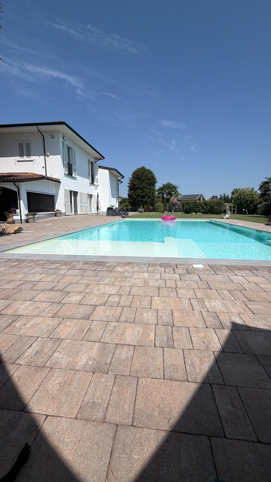 PAVIA VIALE CREMONA AD. VENDESI VILLA BIFAMIGLIARE DI LUSSO DI 600 MQ CON 3.800 MQ GIARDINO, PISCINA, EURO 1.500.000